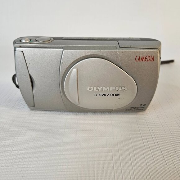 Olympus Camedia D-520 Zoom 2.0MP Digital Camera w/ 16MB Smart Media Card - Picture 2 of 9
